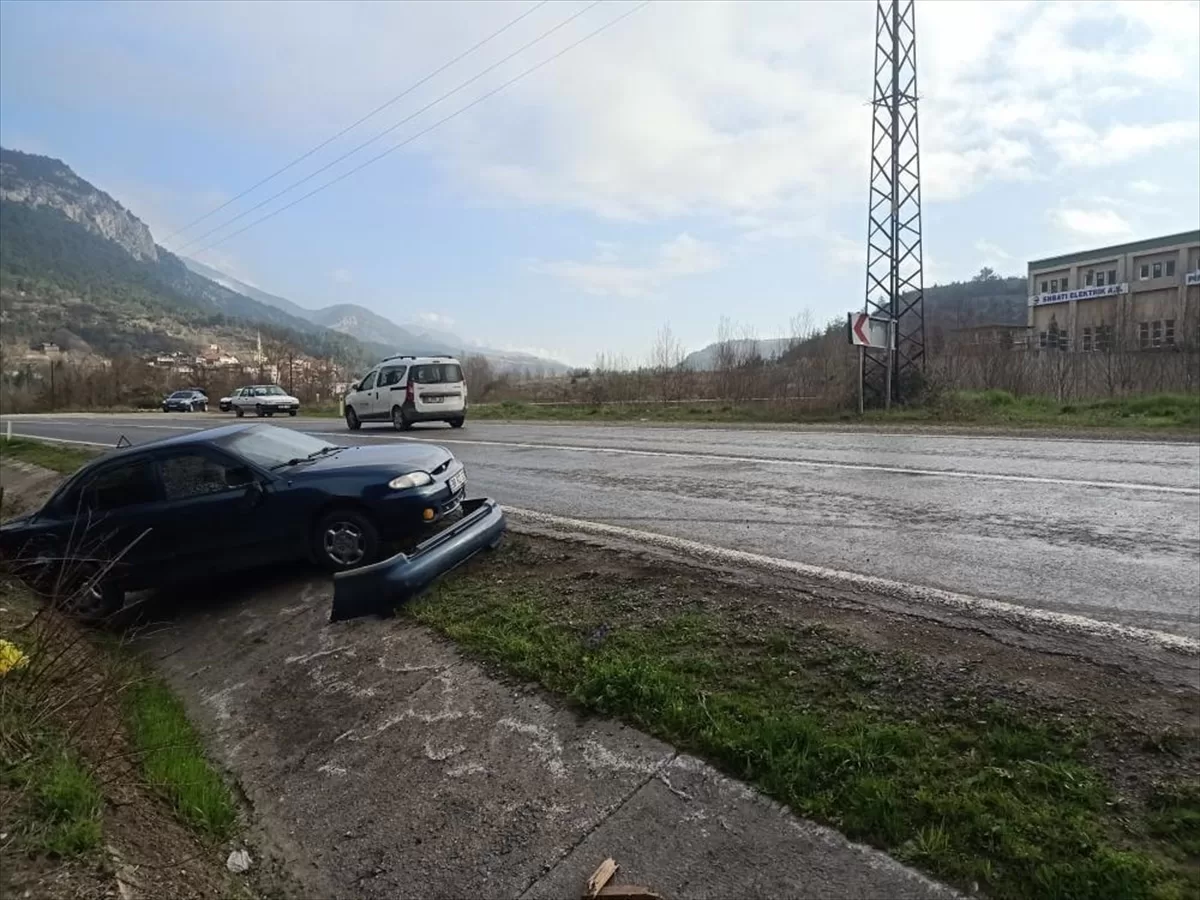 Karabük'teki trafik kazalarında biri ağır 3 kişi yaralandı