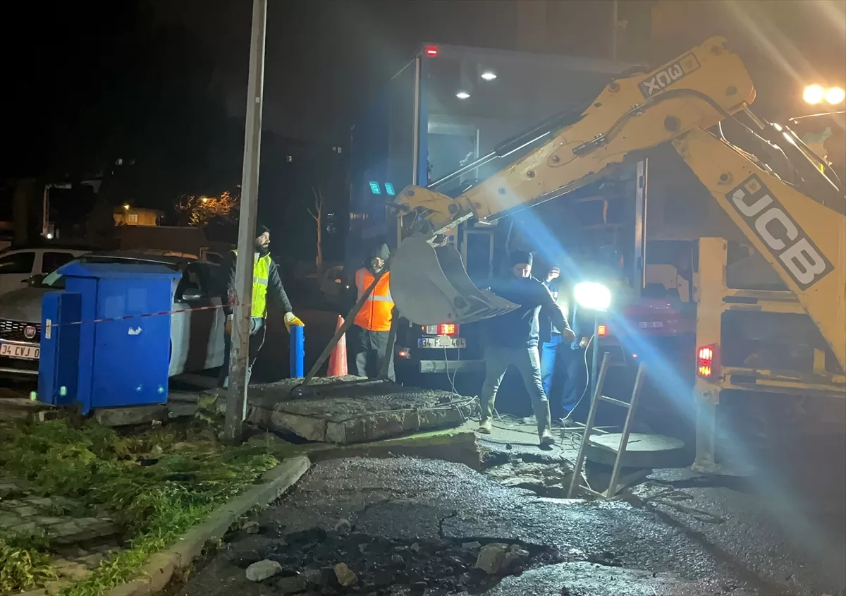 Kartal'da rögardan taşan sular caddeyi kapladı