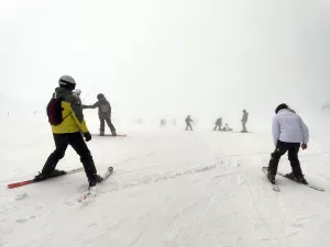 - Kar kalınlığının 1 metrenin üzerinde olduğu kayak merkezinde tatilciler,
