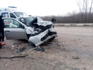 KASTAMONU (AA) – Kastamonu'nun Taşköprü ilçesinde 2 otomobilin çarpıştığı trafik