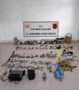 KAYSERİ (AA) – Kayseri'de evlerden hırsızlık yaptıkları iddiasıyla gözaltına alınan