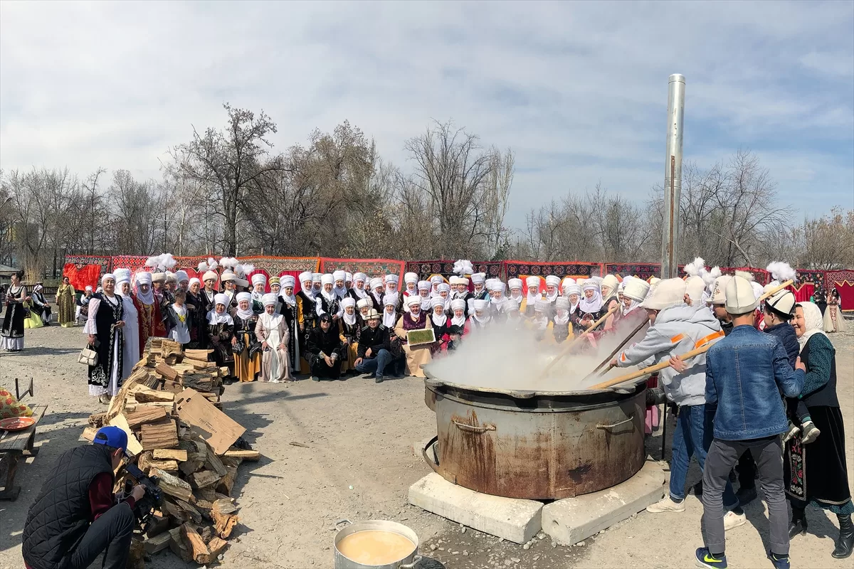 Kırgızistan'da Nevruz Bayramı tatlısı pişirilmeye başlandı