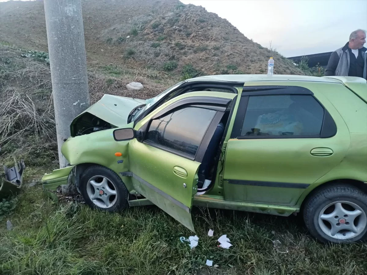 Kocaeli'de aydınlatma direğine çarpan otomobildeki 2'si çocuk 4 kişi yaralandı