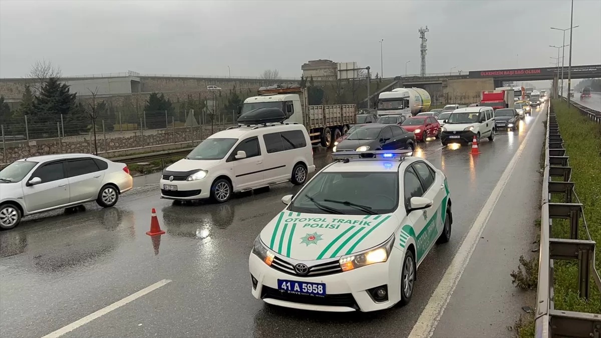 Kocaeli'de devrilen servis midibüsündeki 2 işçi yaralandı