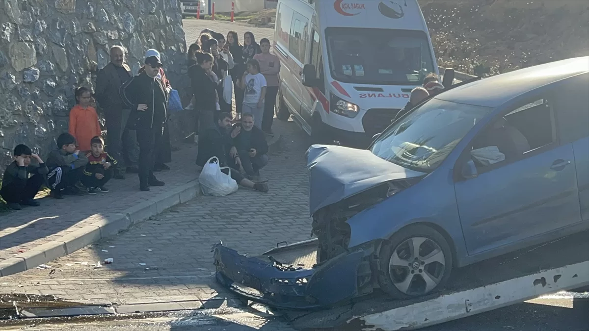 Kocaeli'de istinat duvarına çarpan otomobildeki 4 kişi yaralandı