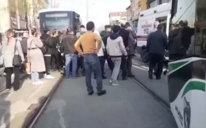 KOCAELİ (AA) – Kocaeli'nin İzmit ilçesinde, tramvayın çarpması sonucu ağır