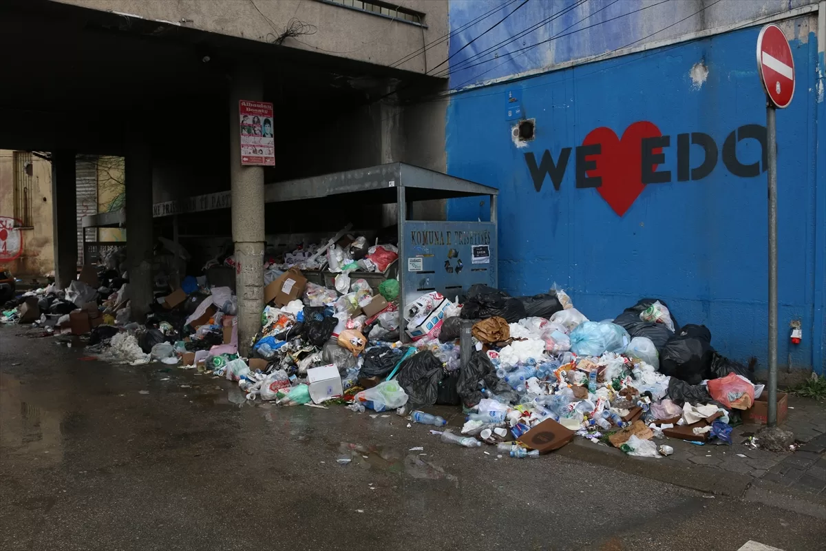 Kosova'da temizlik işçilerinin grevi nedeniyle sokaklar çöp yığınlarıyla doldu