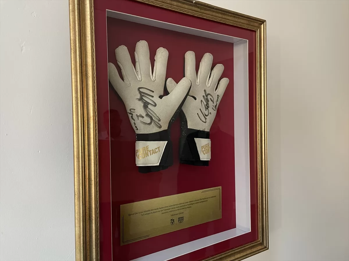 Madenci aileleri için açık artırmada satılan Trabzonspor kalecisi Çakır'ın eldivenleri sergileniyor