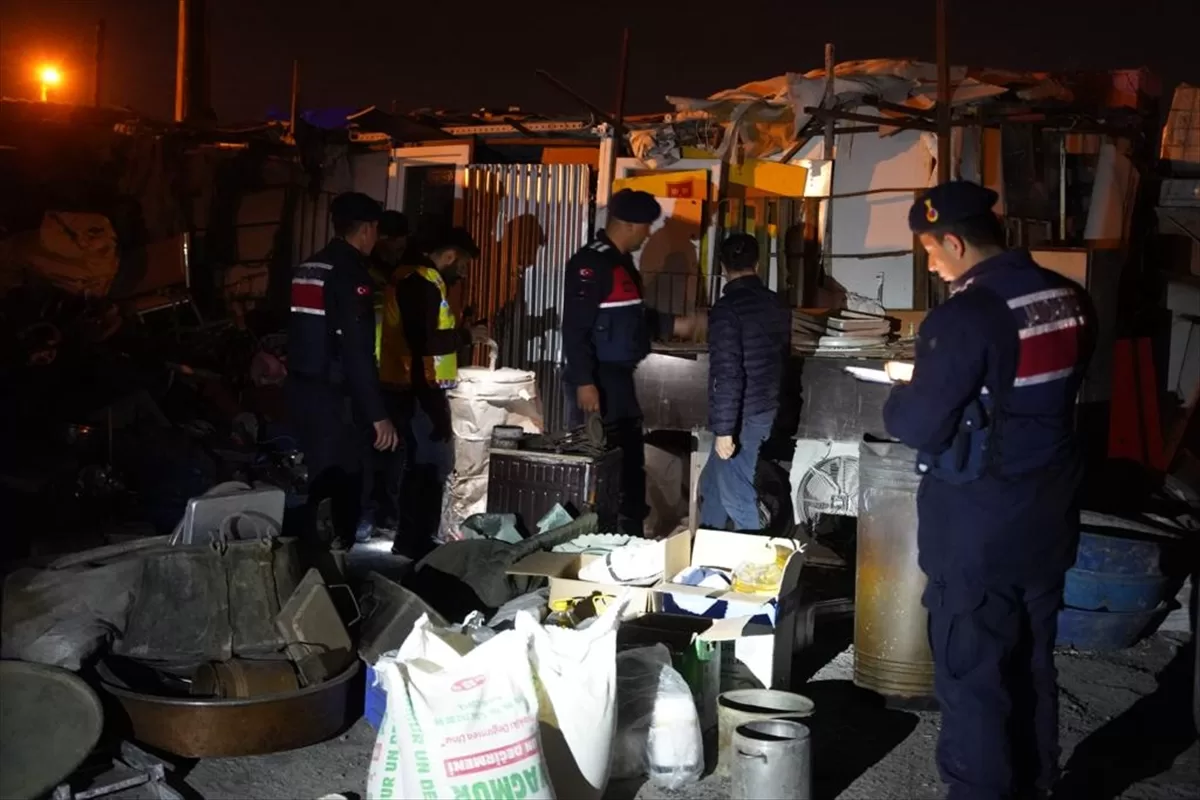 Malatya'da depremde boşaltılan evlerden hırsızlık yapan 2 şüpheli tutuklandı