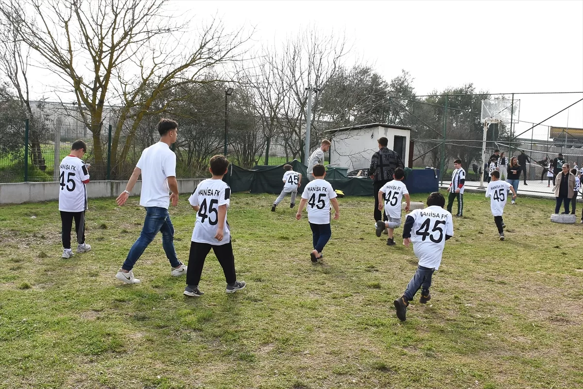 Manisa FK'nin teknik heyet ve futbolcuları, depremzede çocuklarla buluştu