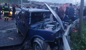 MANİSA (AA) – Manisa'nın Turgutlu ilçesinde iki otomobilin çarpışması sonucu