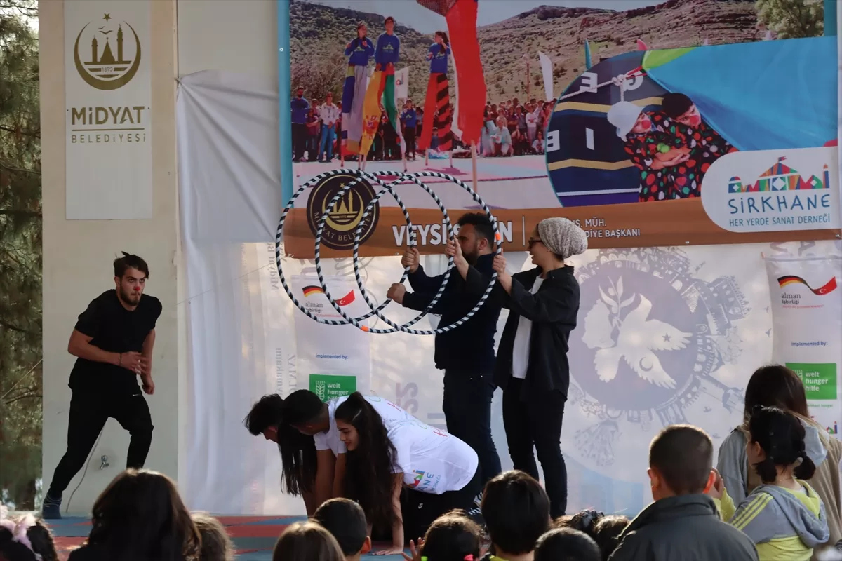 Mardin'in Midyat ilçesinde misafir edilen depremzede çocuklar için sirk gösterisi yapıldı