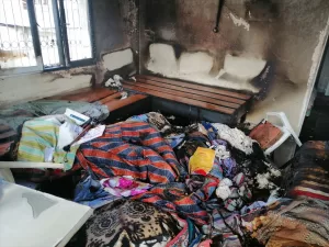 MERSİN (AA) – Mersin'in Tarsus ilçesinde yangın çıkan evde mahsur