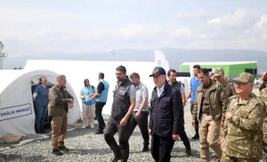 HATAY (AA) – Milli Savunma Bakanı Hulusi Akar, depremzedeleri kaldıkları
