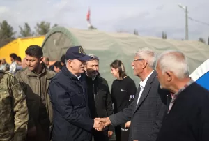 - Depremzedelerin taleplerini dinleyen, konteyner kentteki çocuklarla yakından ilgilenerek oyunlarına