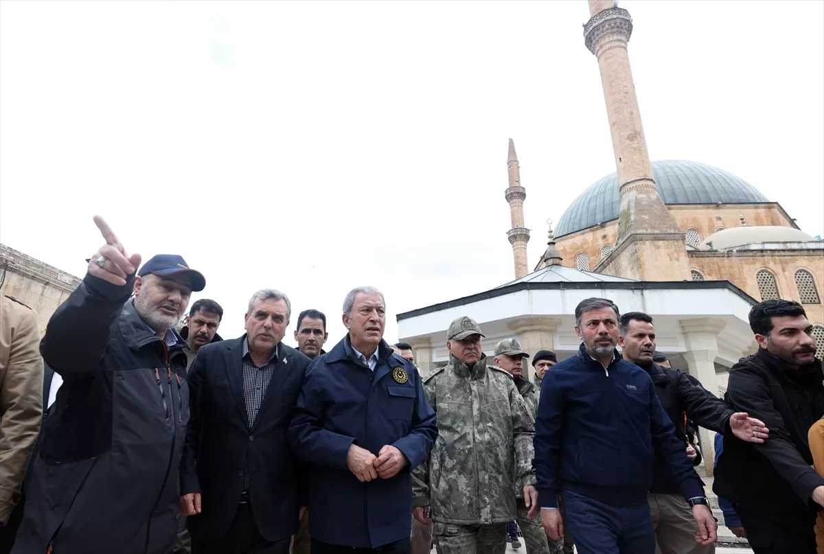 Milli Savunma Bakanı Akar, selin vurduğu Şanlıurfa'da incelemelerde bulundu: