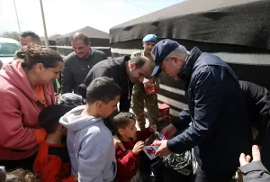 - Akar, çadır kentteki Mehmetçik Okulu'na çocuklarını düzenli göndermediğini öğrendiği
