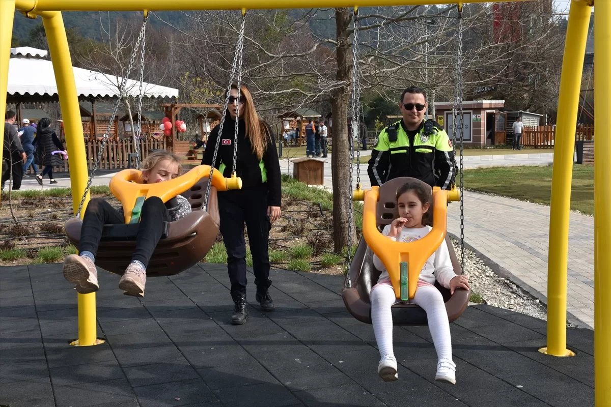 Muğla'da polis ve jandarma ekipleri depremzede çocuklar için etkinlikler düzenledi