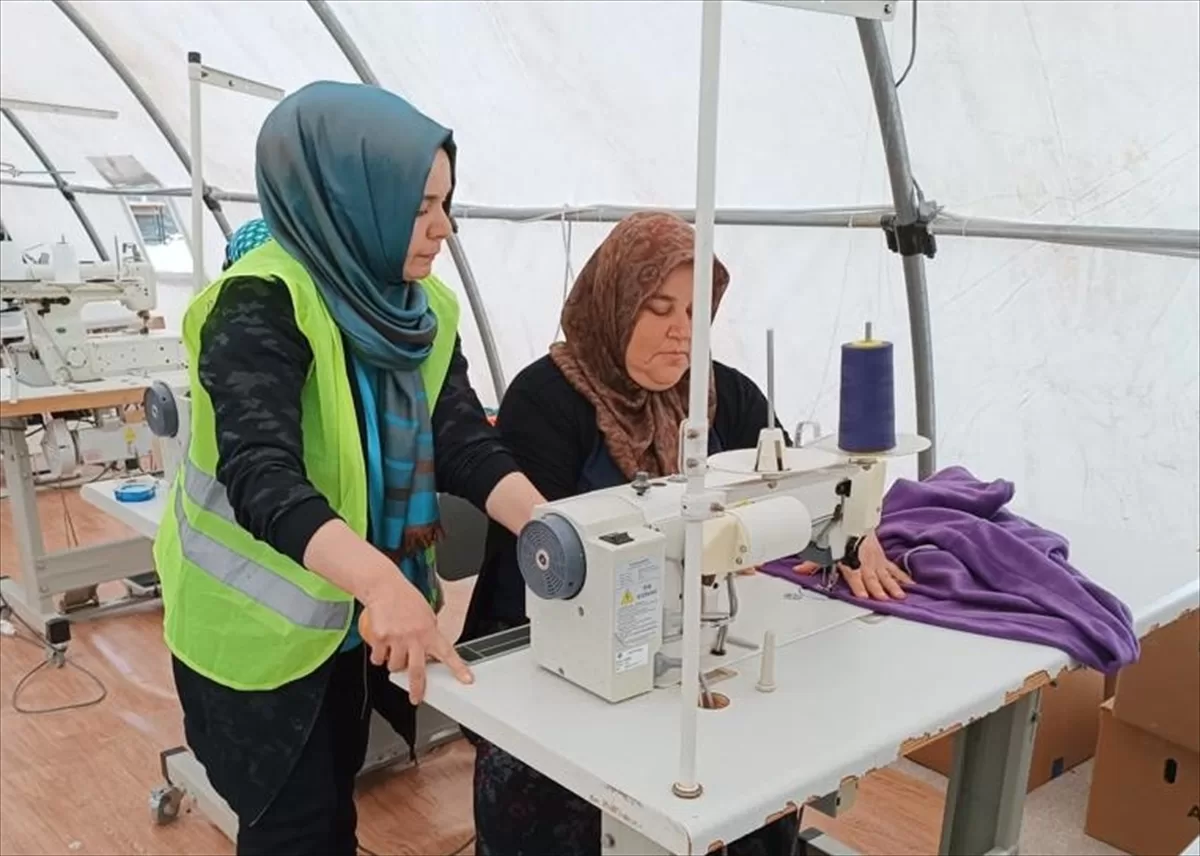 Muğla'dan giden usta öğreticiler depremden etkilenen kadınlar için dikiş atölyesi kurdu