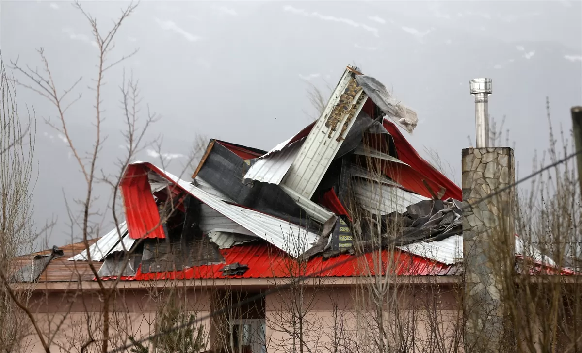 Muş'ta fırtına nedeniyle bazı binaların çatılarında hasar oluştu