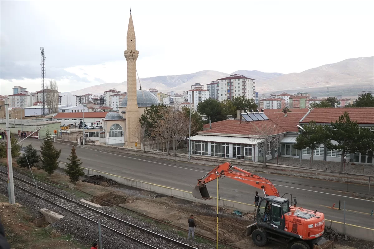 Niğde'de depremlerde ağır hasar gören minare kontrollü şekilde yıkıldı