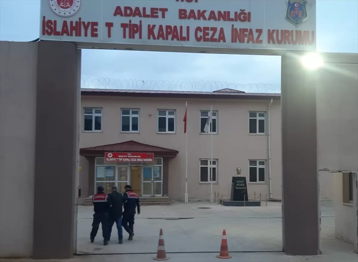 GAZİANTEP (AA) – Gaziantep'in Nurdağı ilçesinde depremzedelere getirilen çadır ve