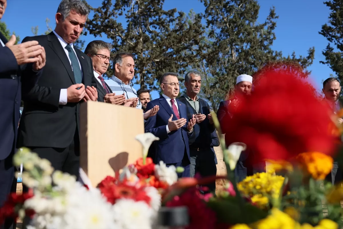 Oktay, Adıyaman'daki depremde hayatını kaybeden KKTC'li öğrencilerin kabirlerini ziyaret etti