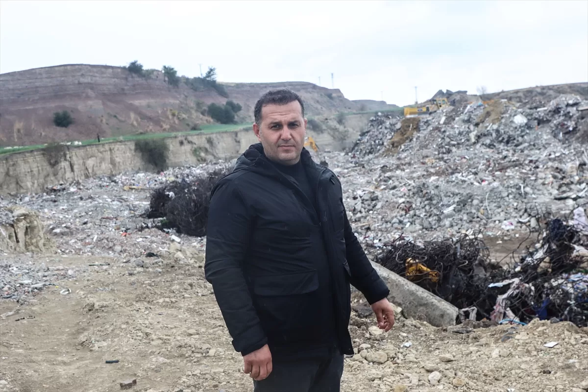 Osmaniye'de yıkılan binaların enkazından günlük 700 kamyon moloz taşınıyor