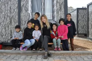 KAHRAMANMARAŞ (AA) – Oyuncu Wilma Elles, Kahramanmaraş'ın Afşin ilçesinde çadır