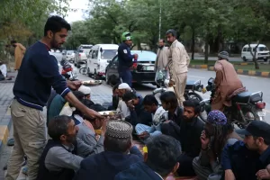 İSLAMABAD (AA) – Pakistan'da Müslümanlar, ramazan ayının ilk iftarını yaptı.