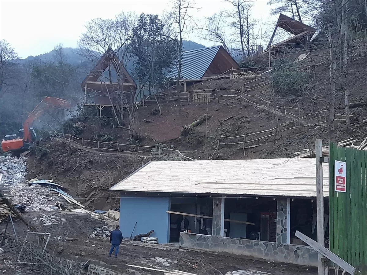 Rize'de inşaatı durdurulan ruhsatsız restoran ile 11 bungalov yıkıldı