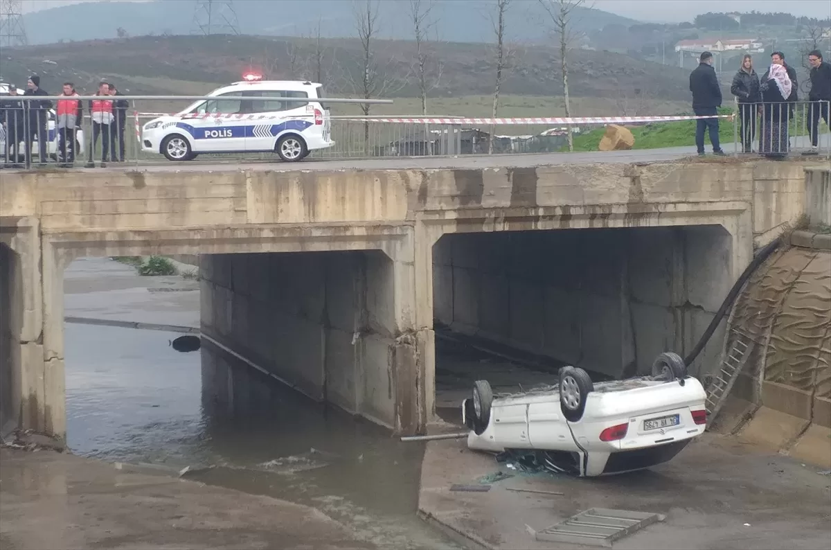 Sancaktepe'de dereye düşen otomobildeki 2 kişi yaralandı