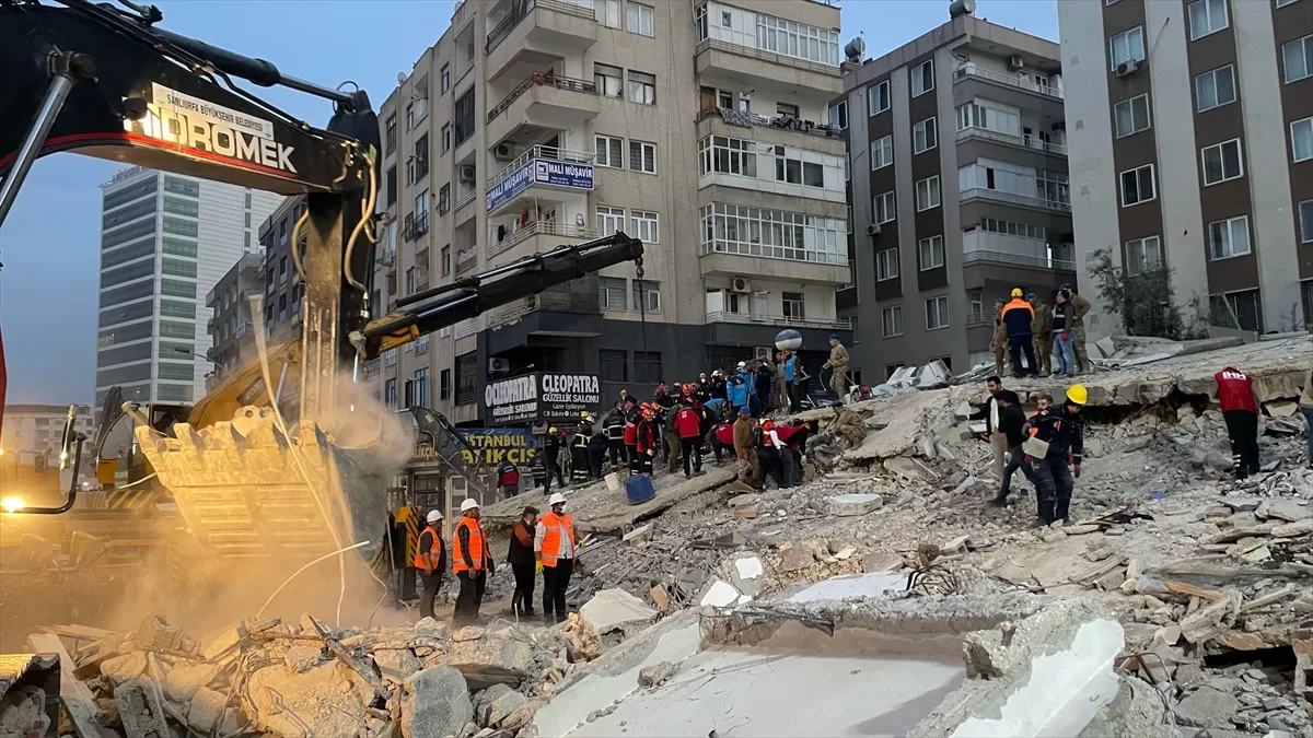 GÜNCELLEME 3 – Şanlıurfa'da 6 katlı bina yıkıldı