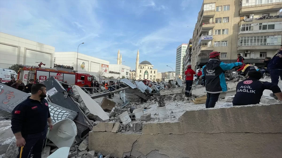 GÜNCELLEME – Şanlıurfa'da 6 katlı bina yıkıldı