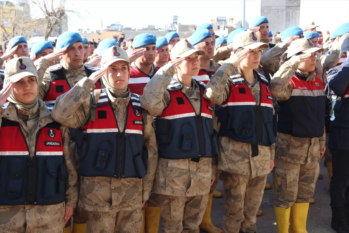 Şanlıurfa'da sel sonrası arama kurtarma ve temizlik çalışmalarına katılan jandarma personeli törenle uğurlandı