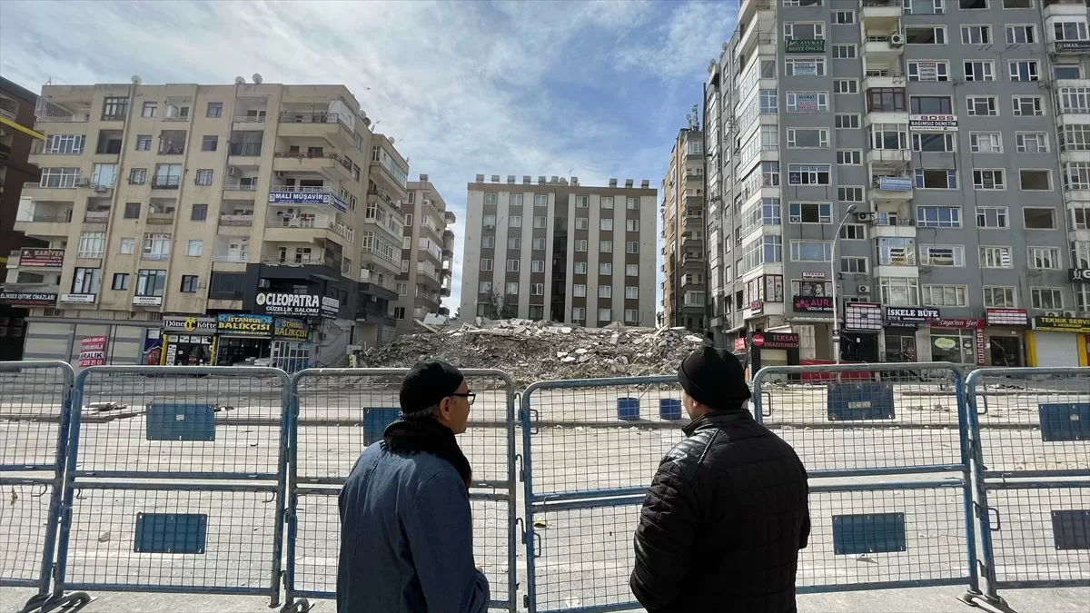 GÜNCELLEME – Şanlıurfa'da yıkılan 6 katlı binanın enkazı kaldırıldı