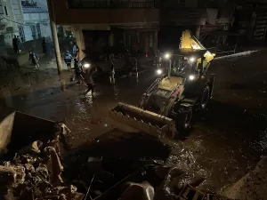 ŞANLIURFA (AA) – Sel yaşanan Şanlıurfa'nın farklı bölgelerinde su tahliye