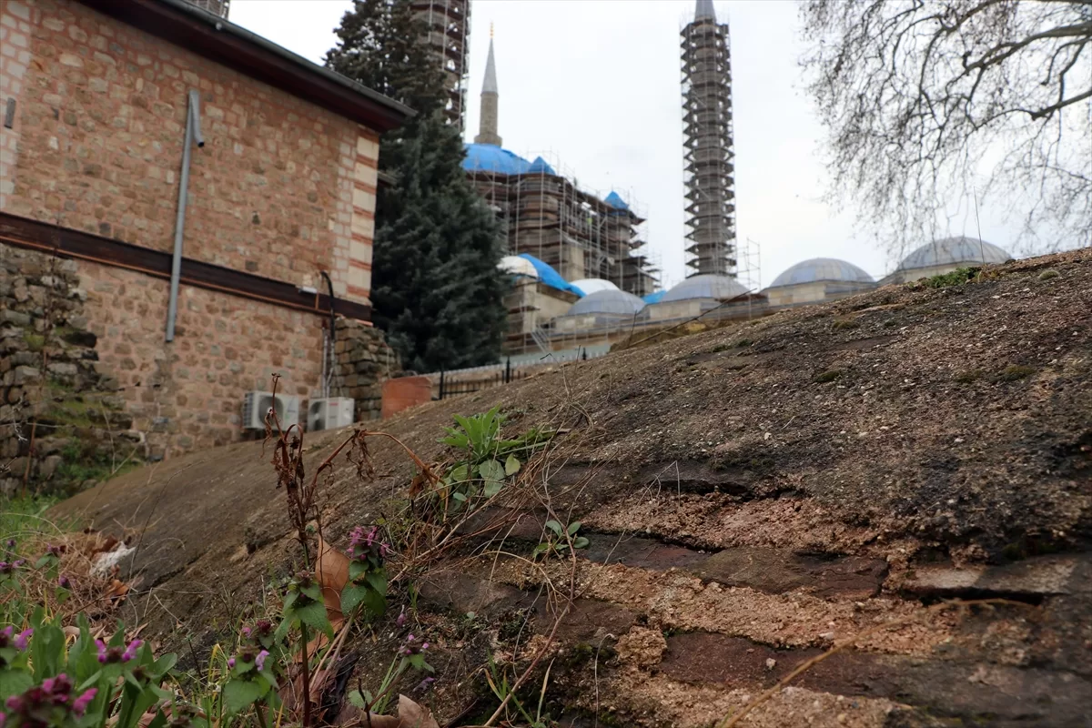 Selimiye'yi ortostat döşeme tekniği ile çevresindeki su kuyuları ve sarnıçlar ayakta tutuyor