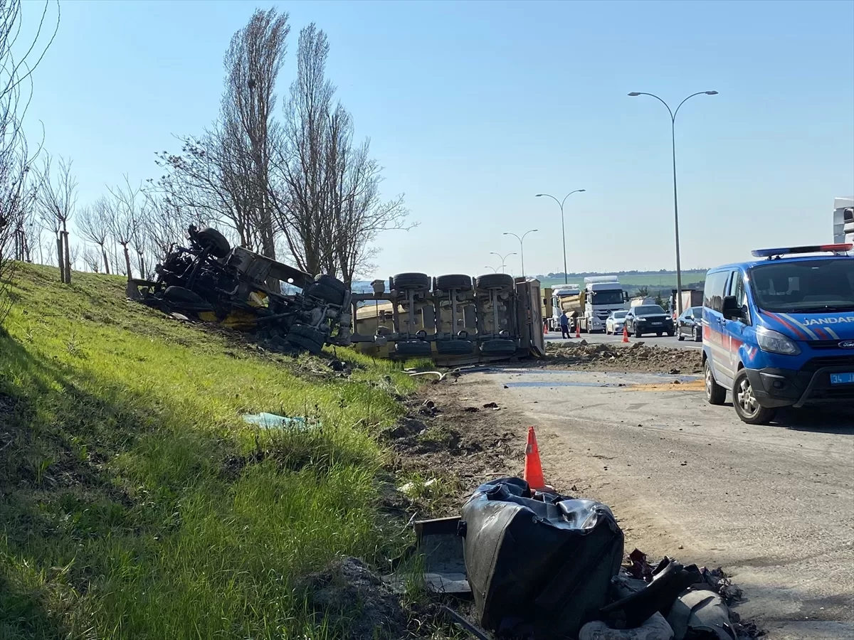 GÜNCELLEME- İstanbul'da TEM Otoyolu'ndaki kazada 6 kişi hayatını kaybetti