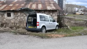 SİVAS (AA) – Sivas'ta hafif ticari aracın yol kenarındaki tek