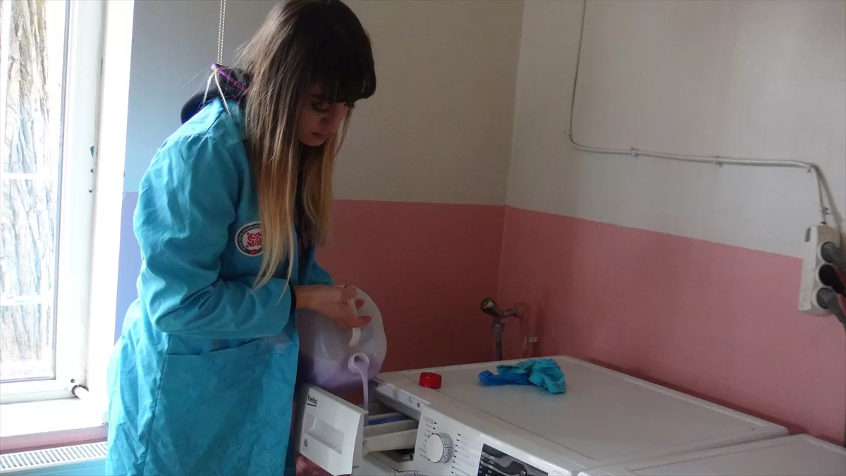 Tatvan'da “vefa” ekibi bakıma muhtaç ailelerin evlerini temizliyor