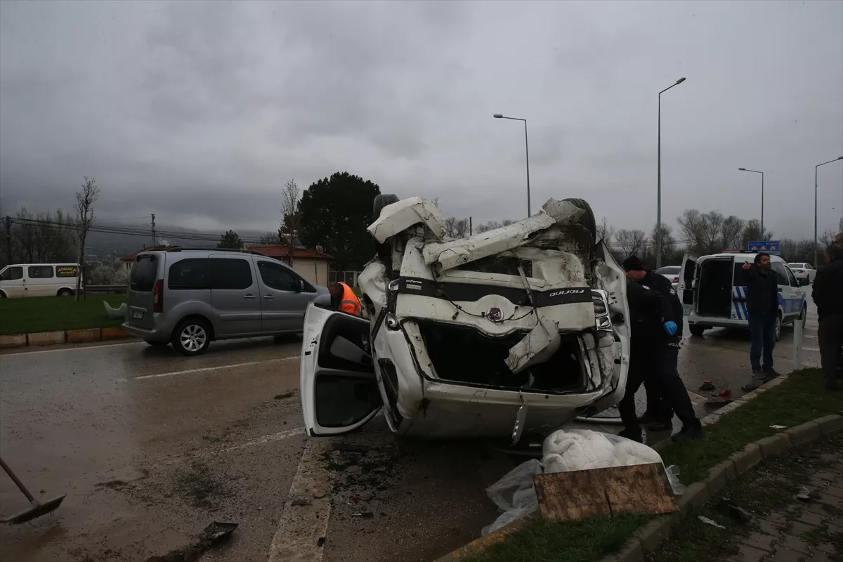 Tokat'ta hafif ticari aracın devrildiği kazada anne öldü, baba ve oğlu yaralandı