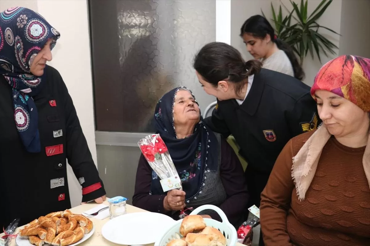 Tokat'ta jandarma personeli, depremzede kadınların Dünya Kadınlar Günü'nü kutladı