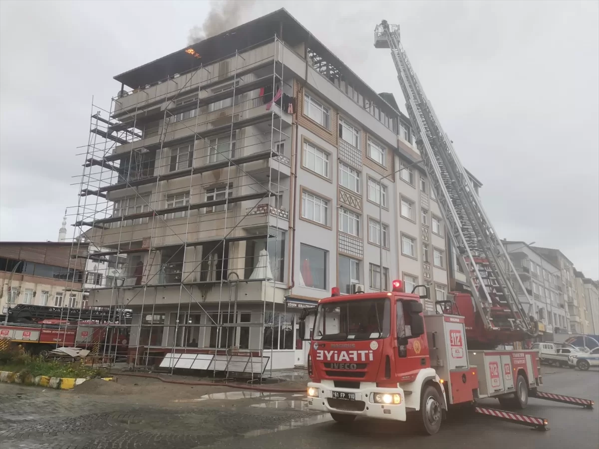 Trabzon'da apartmanın çatı katında çıkan yangında hasar oluştu