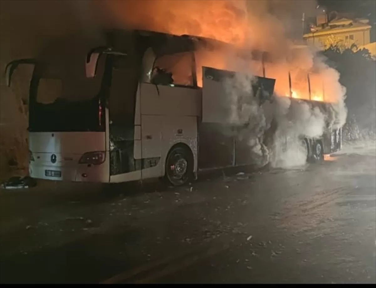 Trabzon'da polisleri taşıyan otobüs yandı