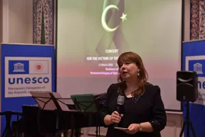 - Bağış konserinde, Hatay'da bir okulun yıkıntıları arasında bulduğu piyanoda