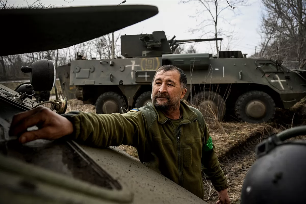 Ukrayna'daki Çasov Yar'da halk bombardıman tehlikesi altında içme suyu sırası bekliyor