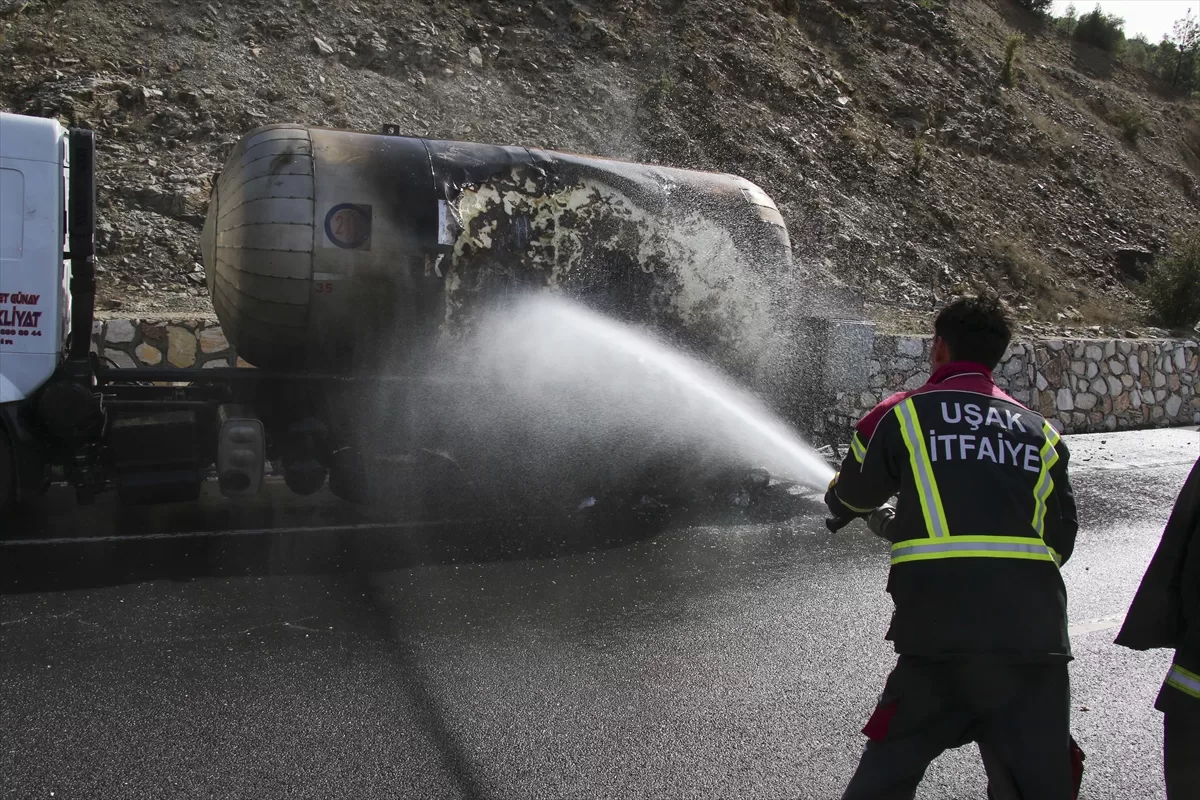 Uşak'ta sıvılaştırılmış karbondioksit yüklü tankerde çıkan yangın söndürüldü