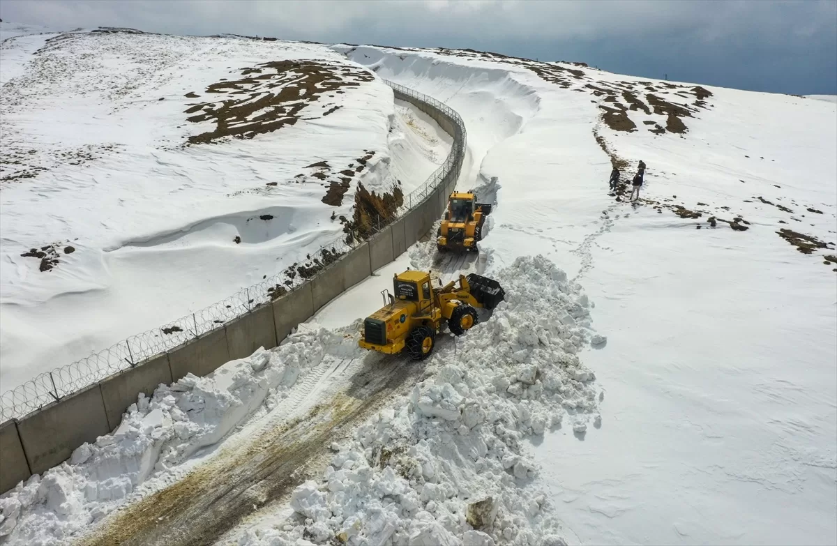 Van'da ekipler sınır hattındaki karla mücadele çalışmalarını sürdürüyor