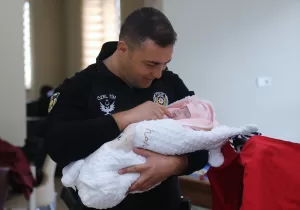 VAN (AA) – Yeni doğum yapan eşini ve 10 günlük